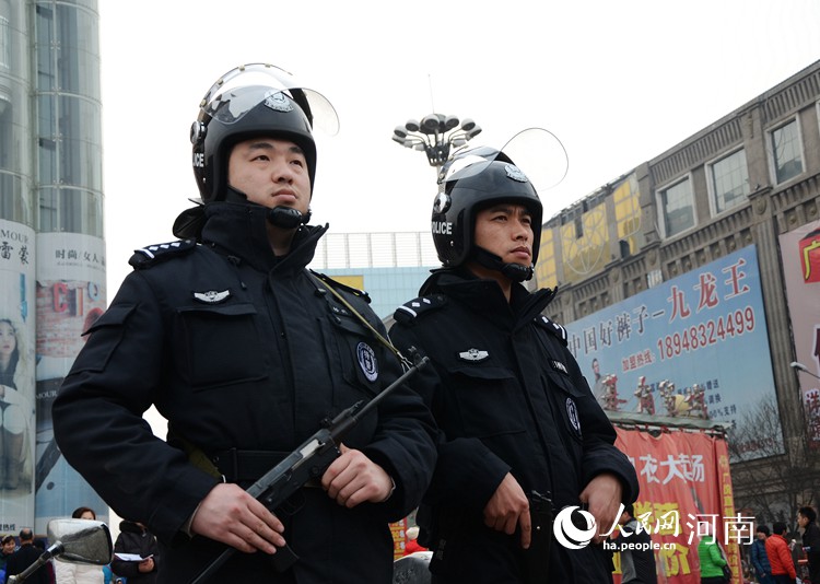 女特警之贩卖人口_中国人的一天 女特警储晶君