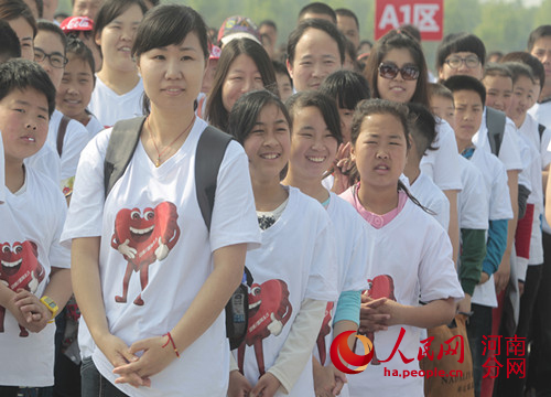 口可乐2499名员工挑战世界最大人体二维码记