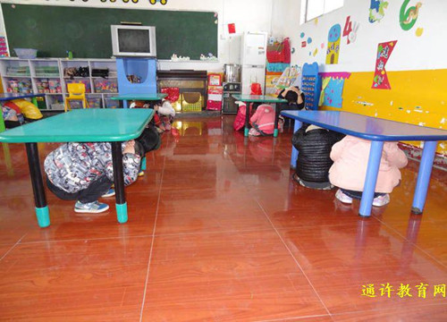 通许县第一幼儿园举行防震安全应急演练