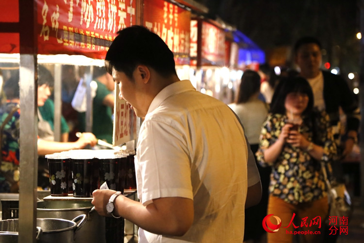 郑州海鲜夜市_郑州火车站拉客女图_郑州机场