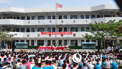 郑州社区大学联合爱心单位到兰考开展爱心助学