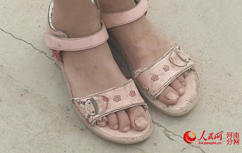 孩子破旧的鞋子