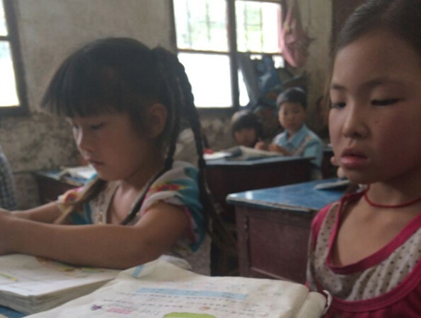 认真读课文的孩子