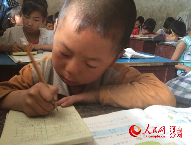 认真写字的孩子