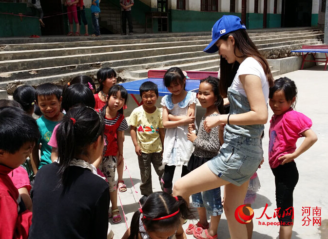 记者和孩子跳皮筋