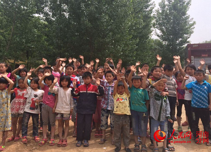 孩子和记者挥手告别