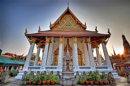 天使之城——泰國首都曼谷　　泰王國首都曼谷(Bangkok)地處湄南河東岸，南鄰泰國灣，是全國政治、經濟、貿易、文化、社會、科技、教育等各方面的中心及全國最大的城市。　　天使之城，宏偉之城，快樂之城，永恆的寶石之城，堅不可摧的城市，被賦予９枚寶石的宏偉首都，天宮般巍峨皇宮，一座毗濕奴神創造的都市……