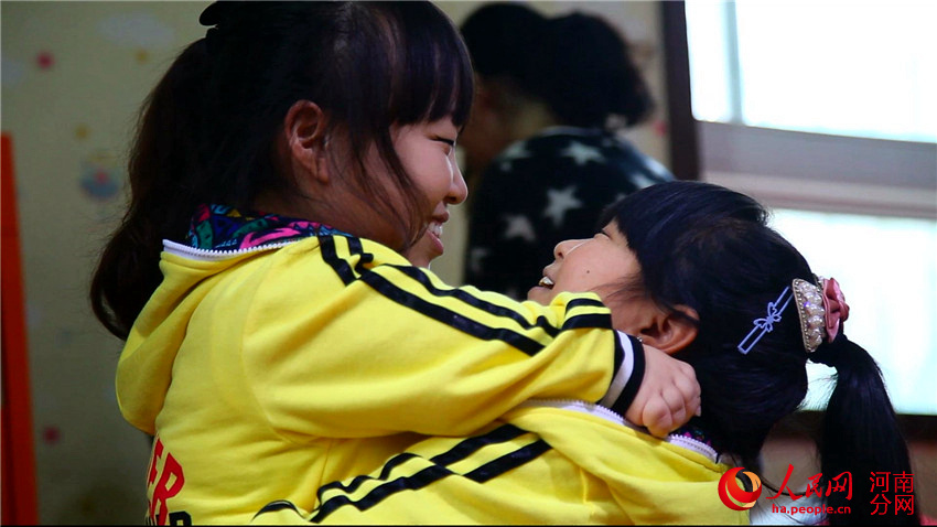 郑州:袖珍老师现身自闭症儿童课堂抱团取暖