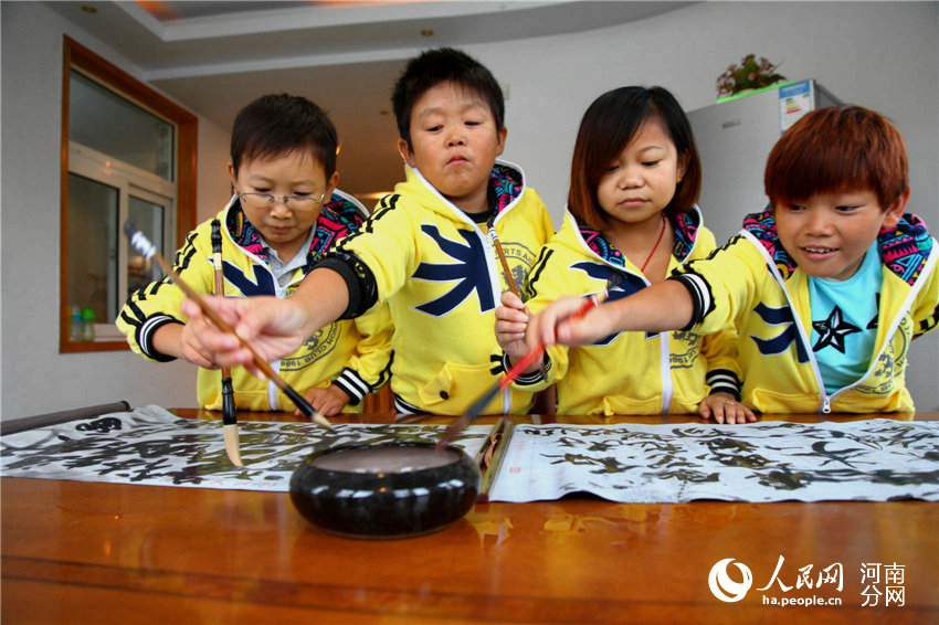郑州:袖珍老师现身自闭症儿童课堂抱团取暖