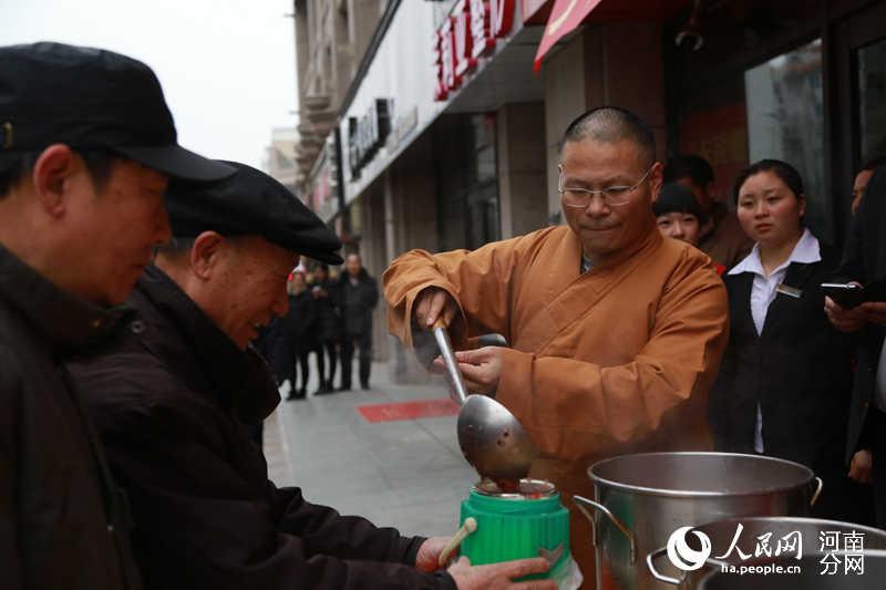 河南郑州:少林寺施腊八粥深受市民欢迎