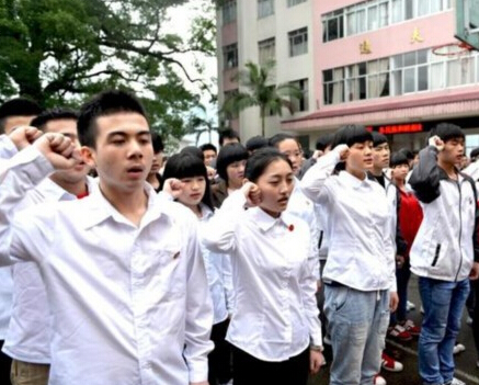  【五四青年节广西龙胜中学生举行成人宣誓仪式】“五四”青年节当天，广西龙胜各族自治县龙胜中学举行“迈入成年门，走好青春路”十八岁成人宣誓仪式，600多名成年学生庄严宣誓，承诺时刻牢记责任和义务，自觉践行社会主义核心价值观，立志做“有理想、敢担当、懂感恩”的时代新青年。