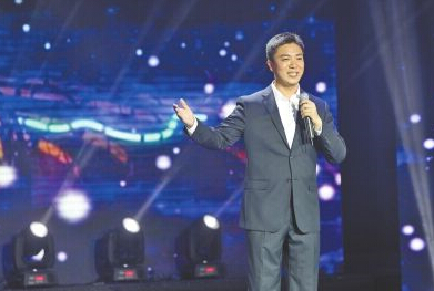   【正能量演讲汇演五四前夕激情开讲】昨晚，一场由青年工人、武警、媒体代表、少年儿童担当主角，以“微演讲视频+选手演讲+嘉宾点评”为表演形式的演讲汇演，在黄河科技学院举行。1500名来自全省各界的青年代表，被这种既有娓娓道来、触动心灵的故事讲述，又有旁征博引、动情激昂的青春宣言深深折服。