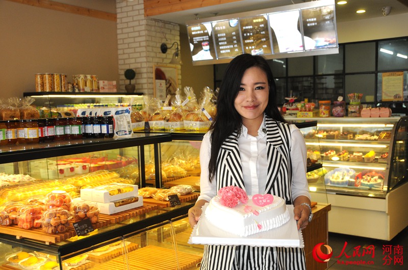 美女烘焙师感恩母亲将为百位80岁以上母亲免