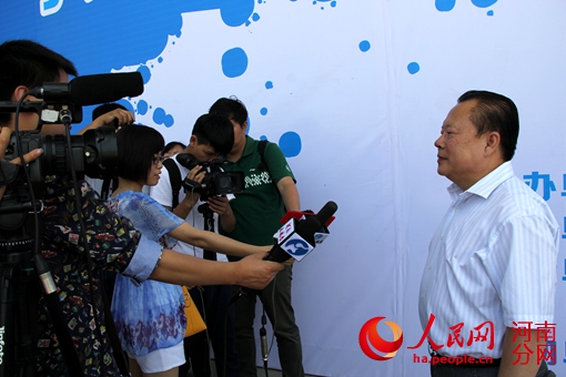 郑州32支业余篮球队开赛 首场动用无人机