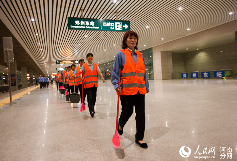 (高清)亚洲最大高铁站的美容师