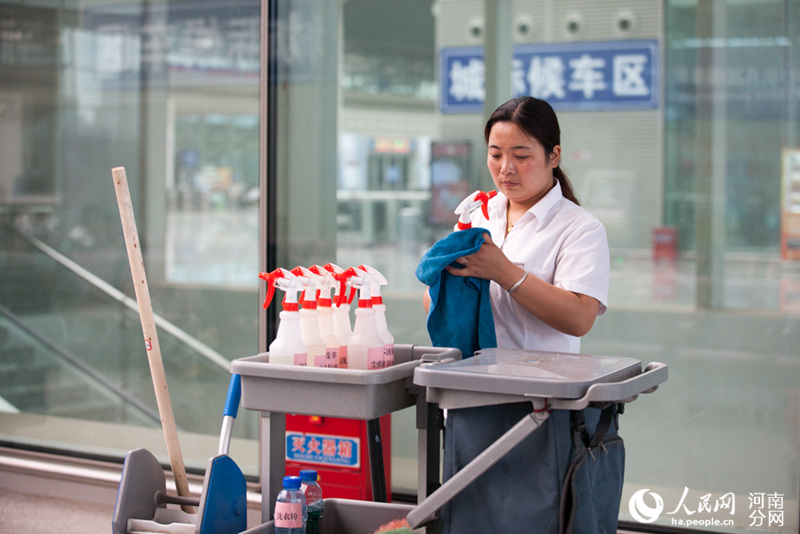 (高清)亚洲最大高铁站的美容师