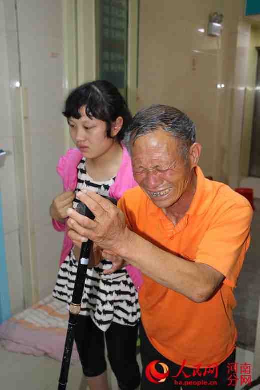 父残疾母智障弟病危 16岁初中女生撑起一个家