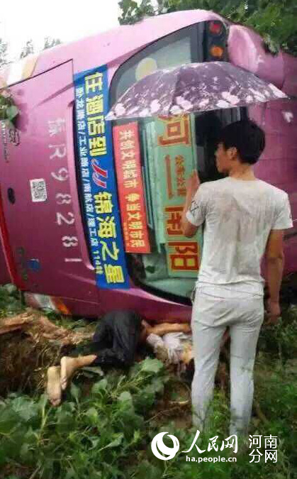 快讯:唐河大巴车国道侧翻 目前造成四人死亡