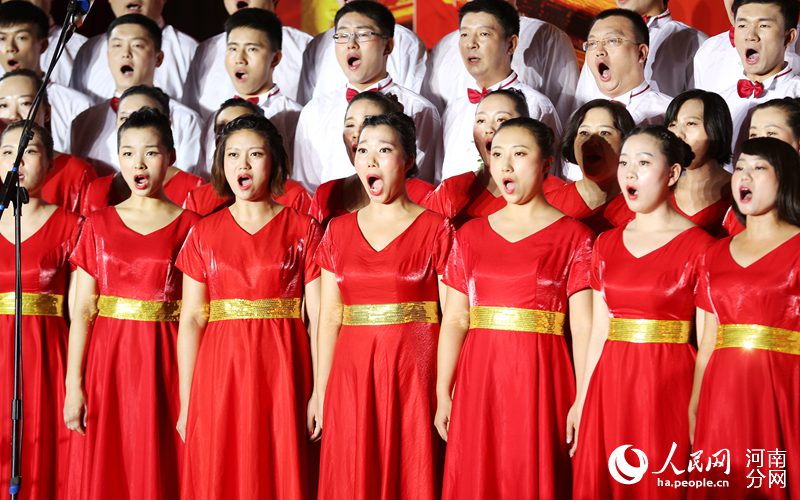 郑州:2000余人参加合唱比赛 缅怀先烈歌唱祖国