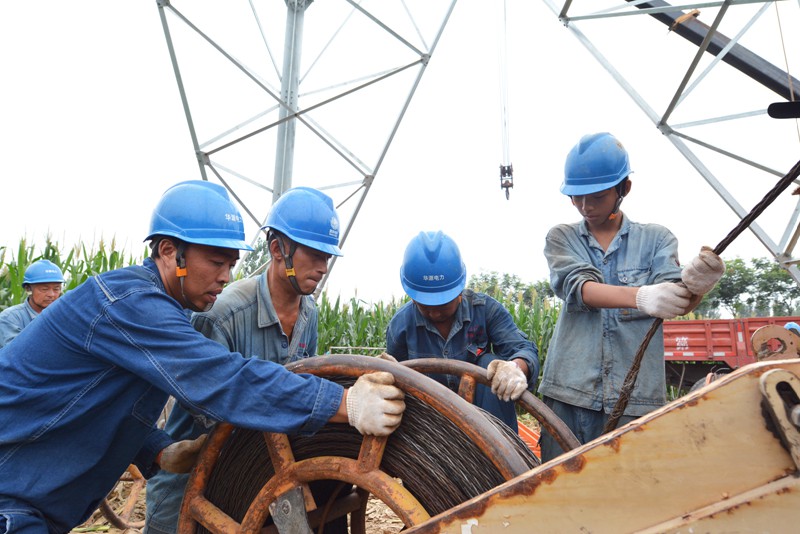 新乡供电公司:跨越铁路放导线