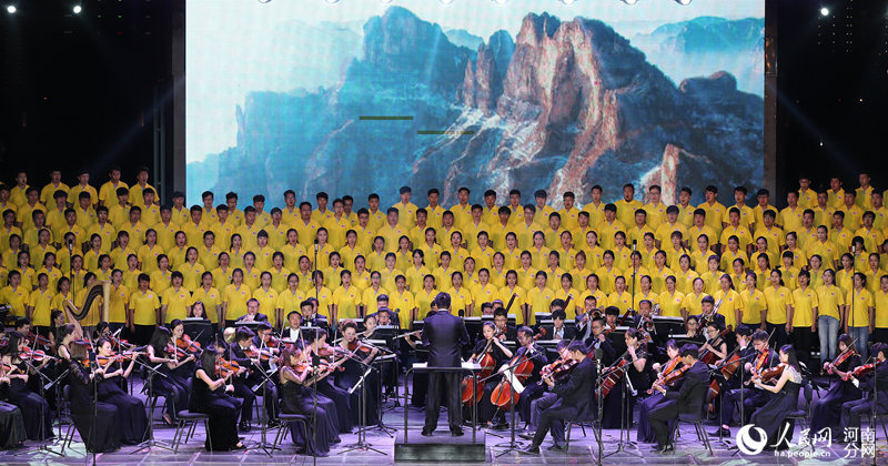 河南举行纪念抗战胜利70周年群众大合唱
