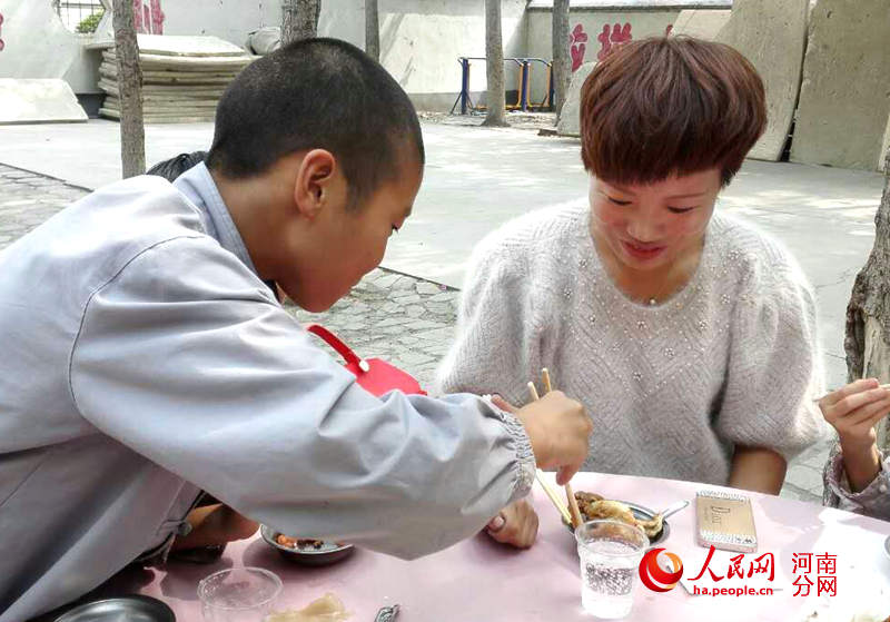 留守儿童跪拜爹妈 河南一武校举办百家团圆宴