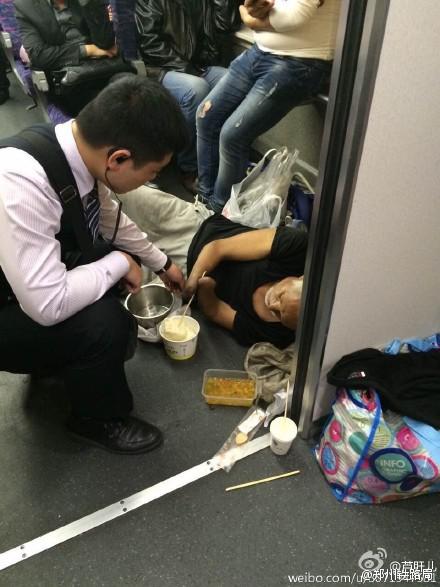 郑州高铁90后乘务员给残疾老人喂饭 女网友隔空喊嫁
