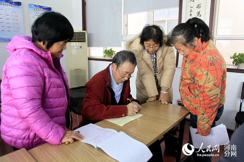 郑州市60岁以上人口_2011年底,郑州市60岁及以上老年人口已超过百万,且每年以(2)