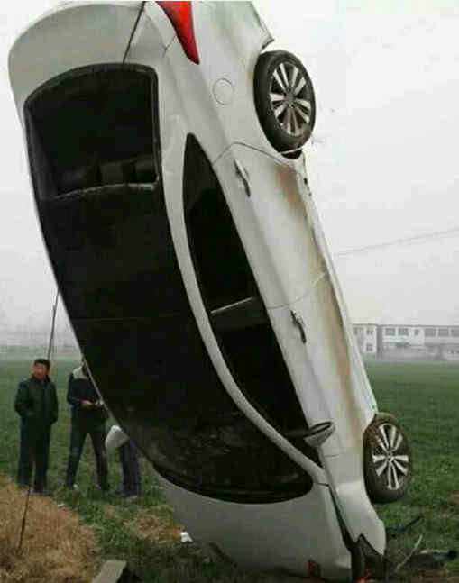 河南禹州现离奇车祸 汽车倒立不走寻常路