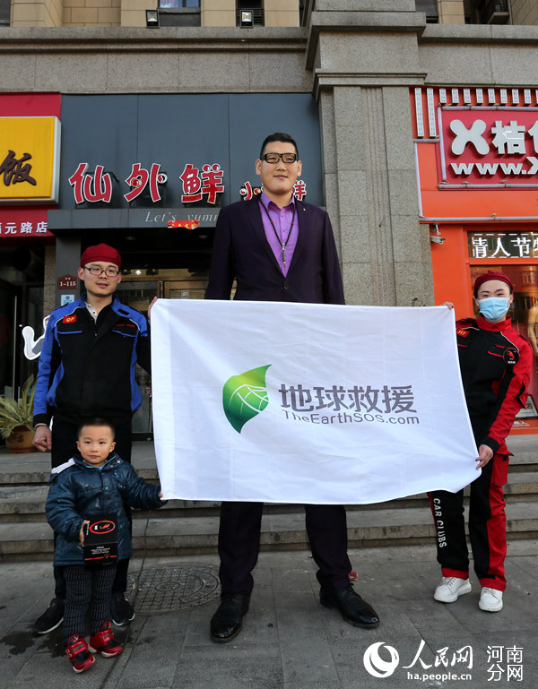 郑州:亚洲第一巨人张欢宣传环保 曾是姚明队