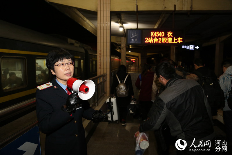三门峡火车站朱雪梅:35年坚守客运一线 无怨无