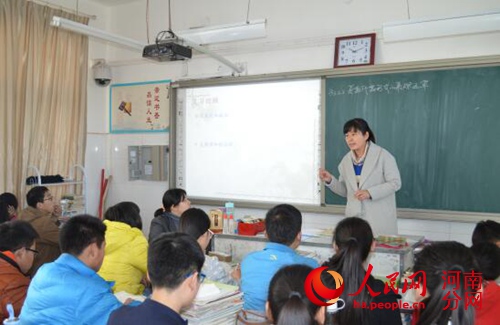郑州市教育局专家组到二十中检查道德课堂工作