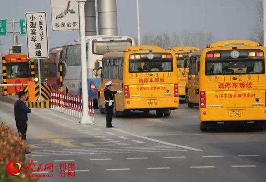 中小学安全教育日：河南高速交警“护卫天使”在行动