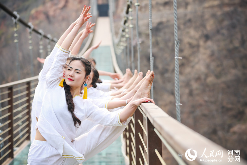 郑州:中外美女百米高空玻璃桥练瑜伽(高清)