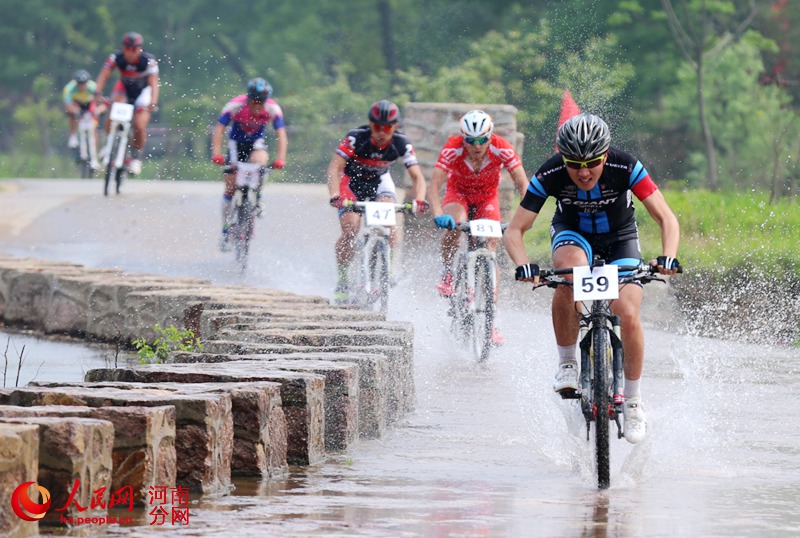 图片新闻:全国自行车公开赛在信阳举行 为期五