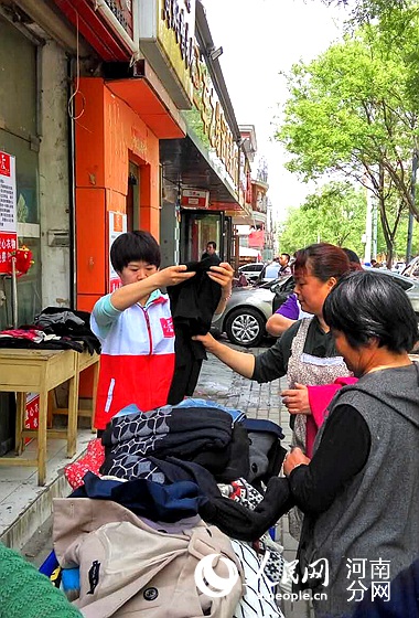 河南公益组织免费发放爱心衣物 喜欢就带它回