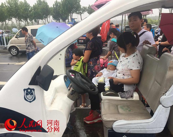 郑州铁路公安全力应对暴雨天气 确保铁道安全