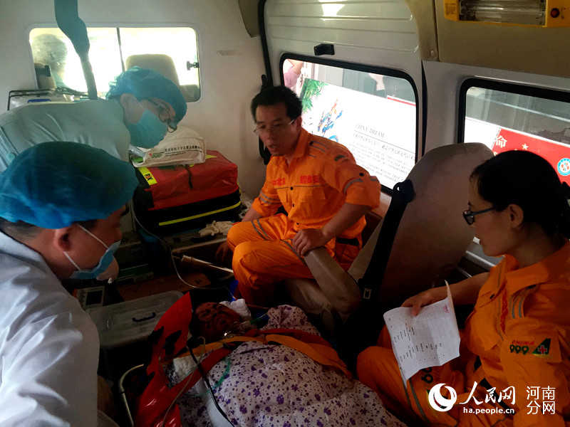 英雄王峰转院北京治疗 曾三入火海救人全身98