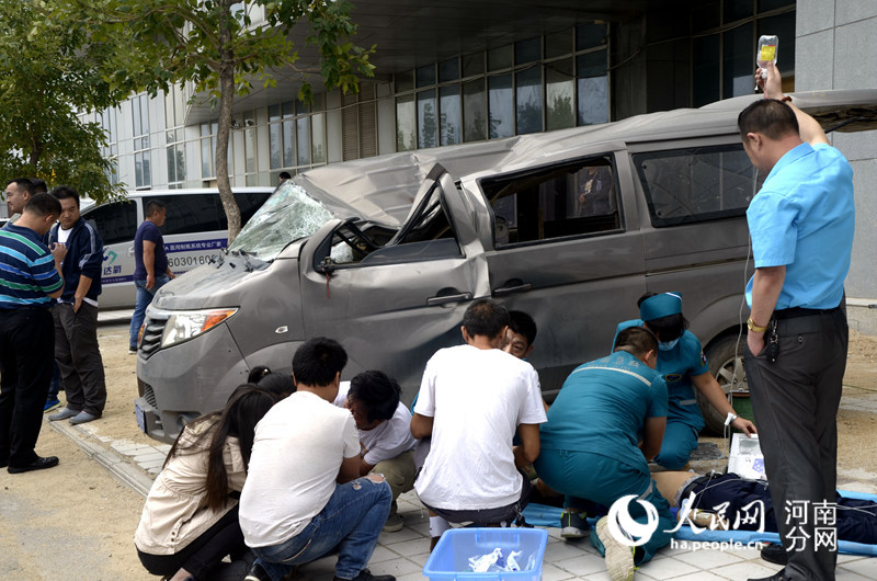 郑州一男子28层坠落车顶受重伤 停车司机遇横祸身亡