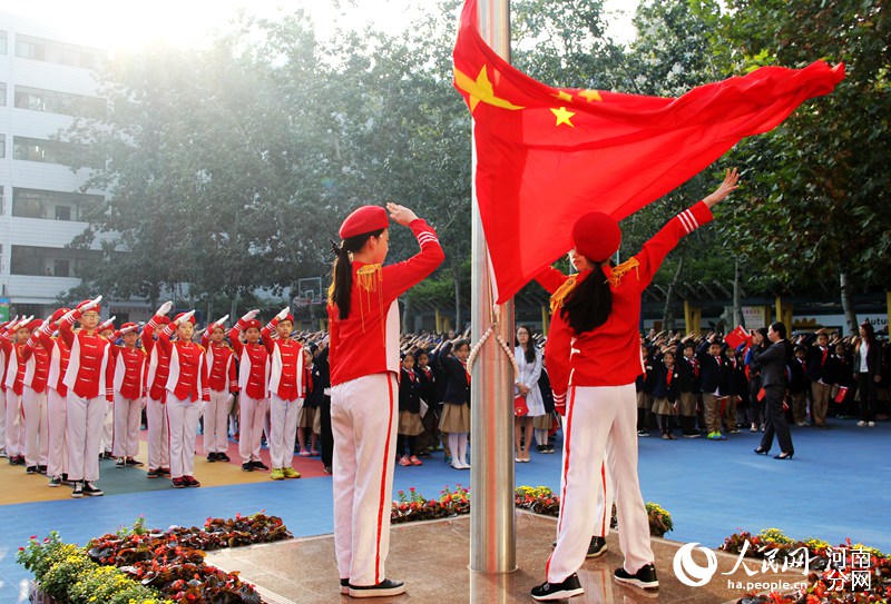 郑州:升生日唱年级测评新中国67岁国旗单元庆祝初中上八语文国歌图片