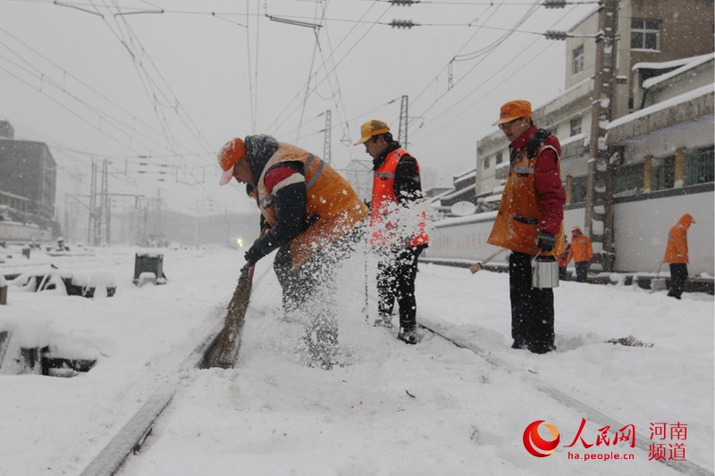除雪保畅通 郑州火车站50多趟晚点列车已恢复