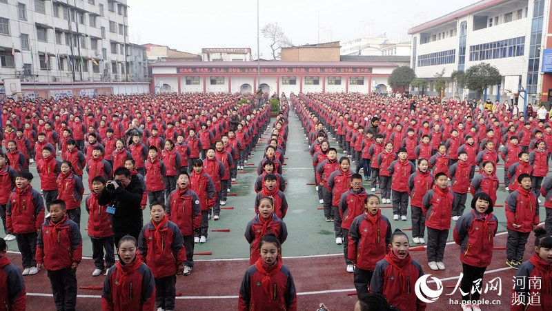 河南汝南县:2000名小学生齐声诵读《新三字经