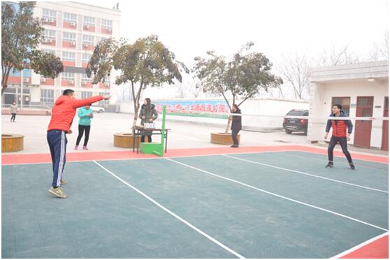 郑州市薛岗小学开展教职工羽毛球比赛活动