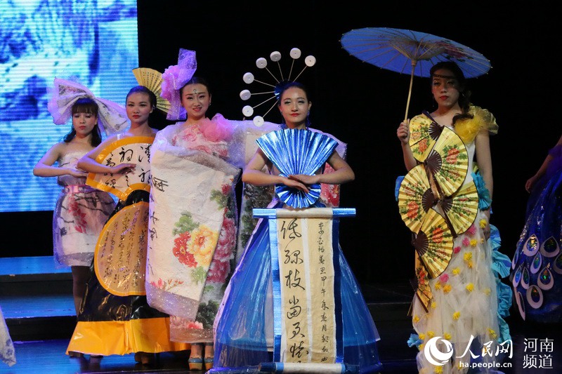 河南三门峡:激情环保时装秀 倡导低碳庆 三八