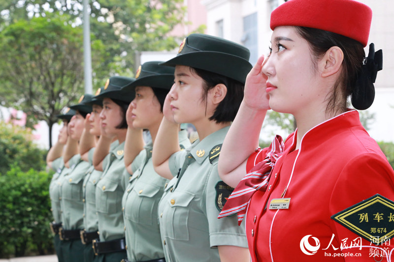 郑州:最美高姐体验最美美女女兵生活(图)助阵比基尼军营图片