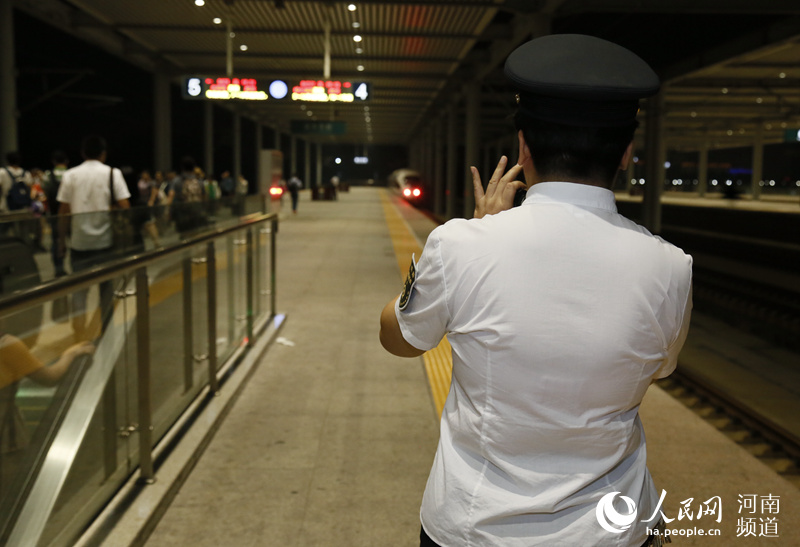 河南新乡:高铁站台上的手舞者(组图)