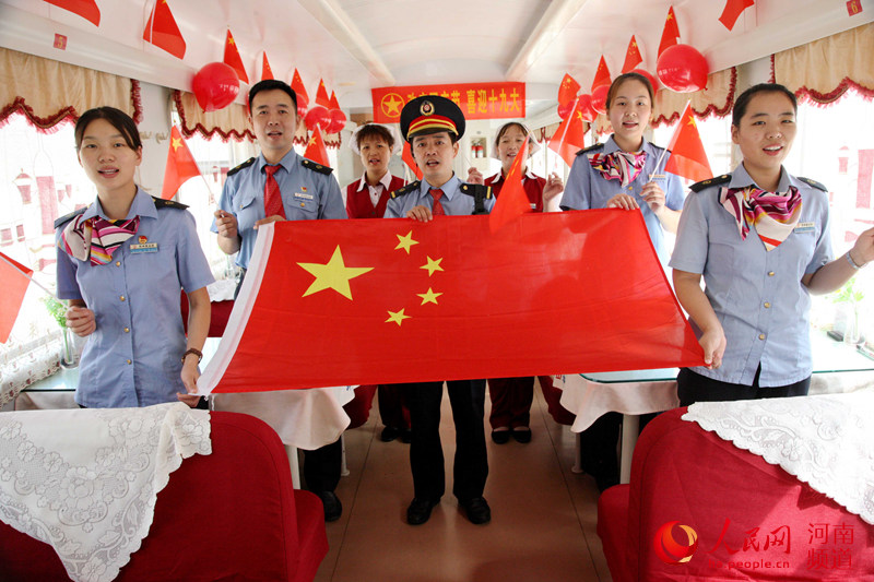 郑州:喜迎十九大 旅客列车上欢度国庆节(图)