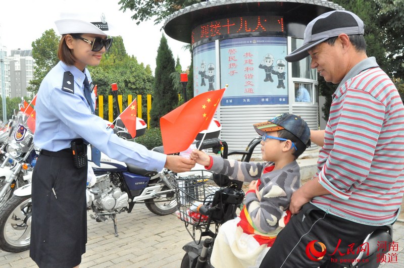 国庆我在岗 河南交警加强交通安全管理保平安