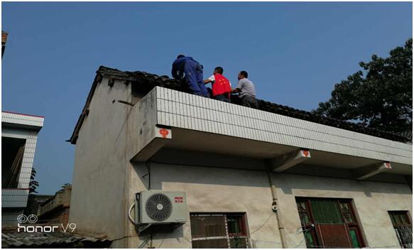 孟州市驻村工作队在为群众修缮房屋