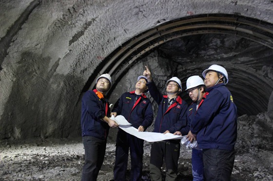 成贵铁路四川段第一长大高瓦斯隧道今天顺利贯